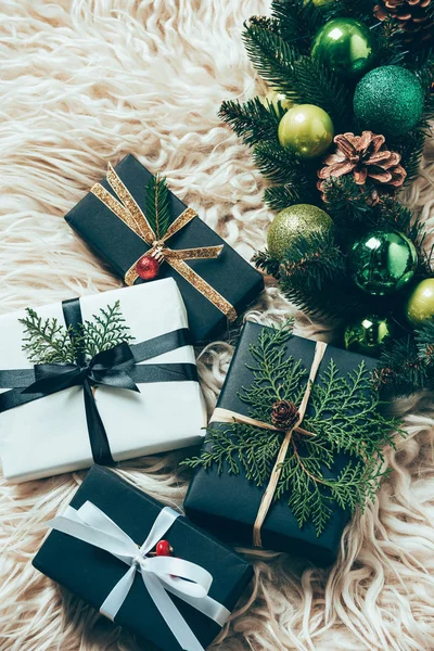 Plat déposer avec une couronne de Noël festive et des cadeaux enveloppés sur fond de laine — Photo de stock