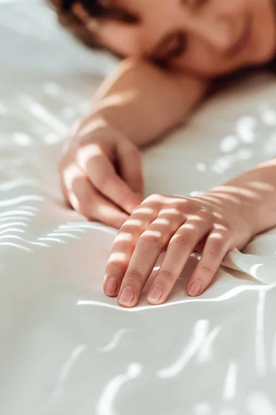 Vista parziale della donna che dorme a letto — Foto stock