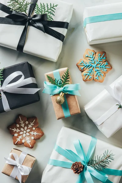 Vista dall'alto di scatole regalo di Natale con biscotti fiocco di neve sul tavolo di marmo — Foto stock