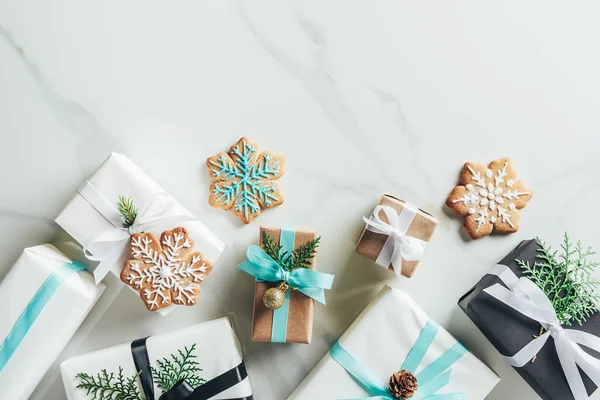 Flache Lage mit Weihnachtsgeschenkschachteln und Schneeflockenkeksen auf Marmorhintergrund mit Kopierraum — Stockfoto