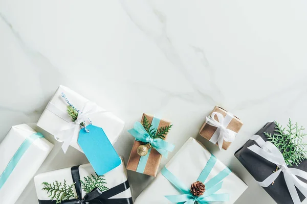 Flache Lage mit Weihnachtsgeschenkschachteln, Schleifen und Dekoration auf Marmorhintergrund mit Kopierraum — Stockfoto