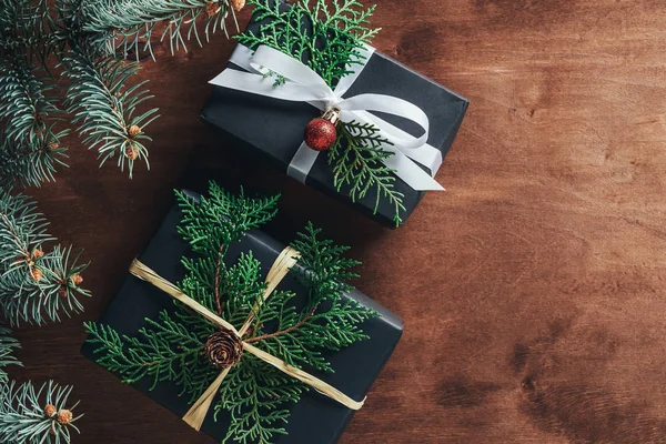 Vista dall'alto di scatole regalo di Natale con rami di abete su sfondo di legno con spazio copia — Foto stock