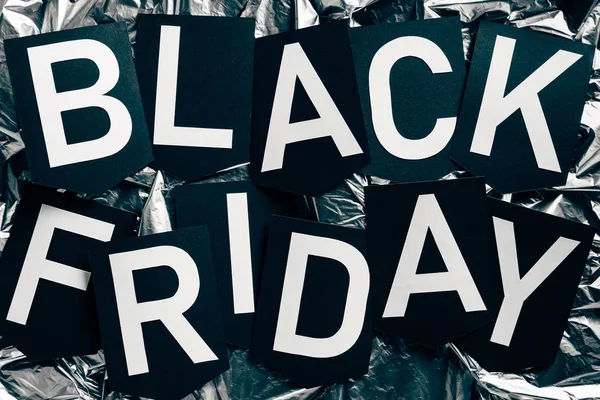 Ansicht von Black Friday Schriftzug auf silbernem Packpapier Hintergrund — Stockfoto