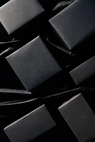 Flache Lage mit leeren Schachteln auf schwarzem Hintergrund, Black-Friday-Konzept — Stockfoto