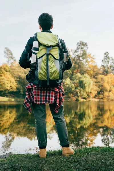 Rear view of traveller with backpack on autumnal background — Stock Photo