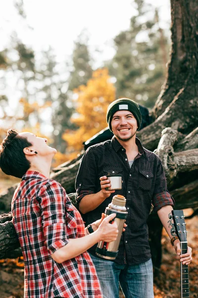 Adult couple laughing and having tea on autumal background — Stock Photo