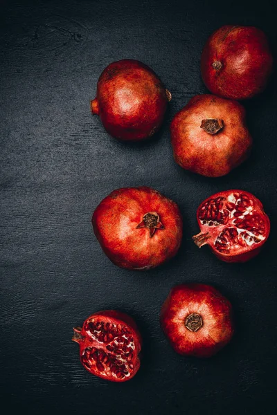 Vue de dessus des grenats sains sur dessus de table noir — Photo de stock