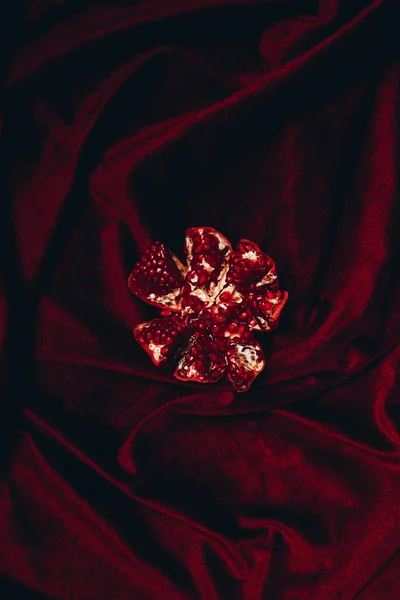 Vista dall'alto di taglio guarnito su sfondo di velluto rosso — Foto stock