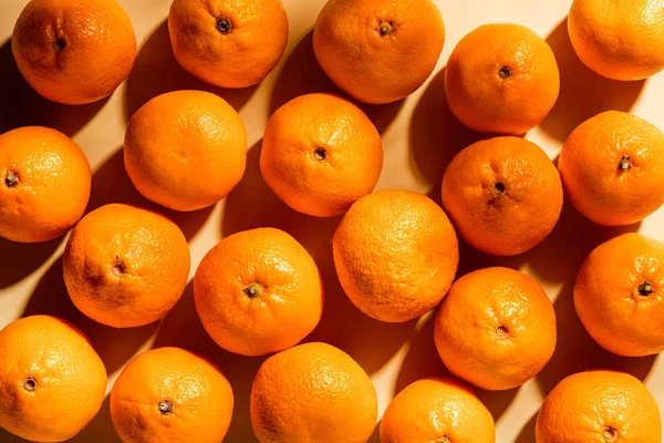 Moldura completa de tangerinas saudáveis frescas dispostas no fundo bege — Fotografia de Stock