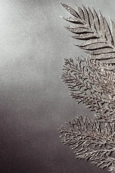 Vista superior de galhos de prata decorativos brilhantes no fundo cinza — Fotografia de Stock