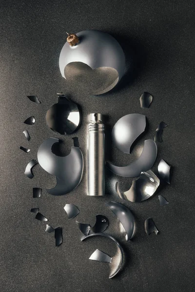 Vue du dessus du parfum et de la boule de Noël en argent cassé sur gris — Photo de stock