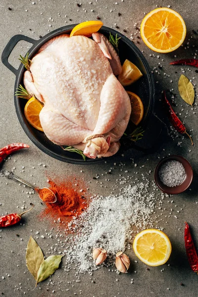 Top view of raw chicken with oranges and spices in griddle pan — Stock Photo