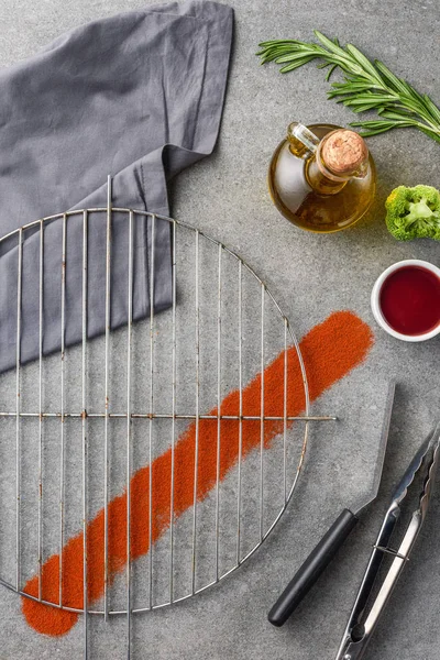 Vue du dessus de calandre métallique avec huile, brocoli, tissu et sauce — Photo de stock