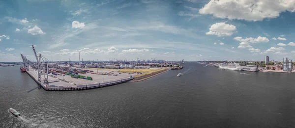Veduta aerea sul porto da Amburgo con nave da crociera e banchine commerciali — Foto Stock