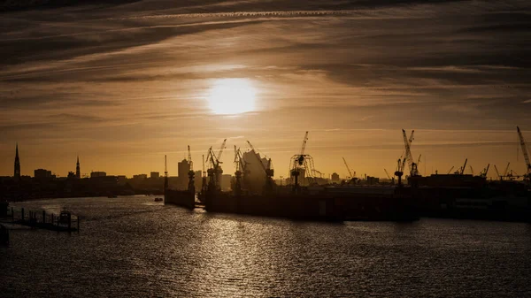 Sonnenaufgang im Hafen von Hamburg — Foto Stock