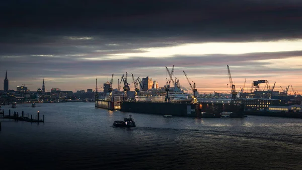 Porto Amburgo Sera Con Elbphilharmonie Landungsbrcken — Foto Stock