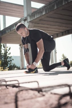 Sadece spor ayakkabılarını bağla ve hareket etmeye başla.