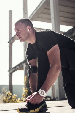 Sadece spor ayakkabılarını bağla ve hareket etmeye başla.