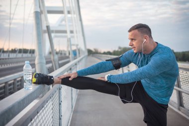 Atlet Köprü çit bacak kas germe