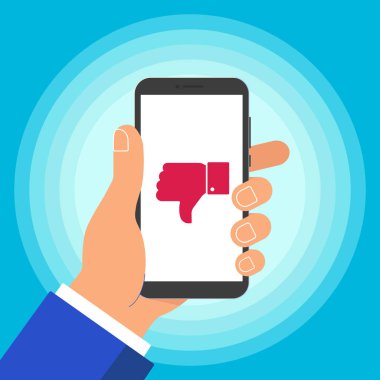 Siyah cep telefonu üzerinde mavi arka plan izole tutan el. Smartphone ile sevmediğim başparmak aşağı ekran düz tasarım vektör çizim simgesini işaret insanın elinde. Hatalı online sembol negatif değil.