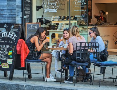 Barcelona, İspanya - Eylül 05. 2018: Barcelona, İspanya üzerinde 05 Eylül 2018 yaz Cafe. Kadın kız üzerinde bir yaz kafede Barcelona Sagrada Familia Katedrali yakınındaki sokak
