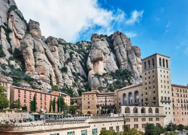 Montserrat, Katalonya, İspanya - Eylül 06. 2018: Montserrat Catalonia, İspanya dağ üst manastırda olduğunu. Sıradışı rock dağ yer alan Katalanlar arasında çok popüler ve Katolik hacılar uzaklara siyah Ma görmek için geldi