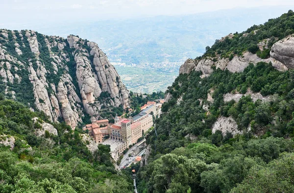 Montserrat, Katalonya, İspanya - Eylül 06. 2018: Montserrat Catalonia, İspanya dağ üst manastırda olduğunu. Sıradışı rock dağ yer alan Katalanlar arasında çok popüler ve Katolik hacılar uzaklara siyah Ma görmek için geldi