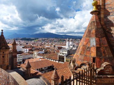 Cuenca, Ekvador Cityscape Unesco ve onun çevresindeki dağların Santo Domingo kilise kuleleri manzaralı tarafından korunan tarihi merkezinin