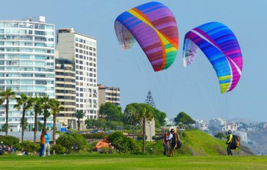 Lima, Peru - 30 Ocak 2018: Yamaç paraşütü ve görünümü Parque del Amor veya Park of Love Miraflores bölgesinde. Heykel El Beso ya da öpücük