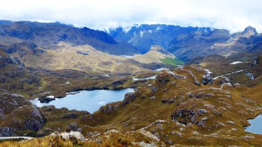 Cajas Milli Parkı, and Highlands, Güney Amerika, Ekvator, Cuenca batısındaki Azuay il. Mirador Tres Cruces yakın hiking trail üzerinden görüntülemek