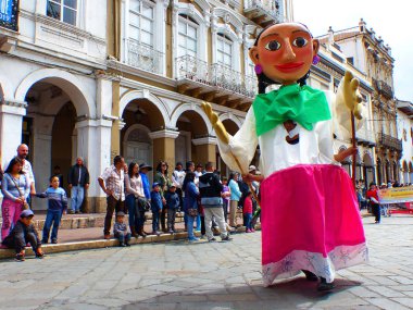 Cuenca, Ekvator - 10 Kasım 2018: Açılış alay (geçit) Uluslararası Kukla Festivali 