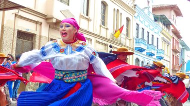 Cuenca, Ekvator - 3 Kasım 2018: Geleneksel geçit veya desfile Cuenca bağımsızlık gününde. Güzel genç kadın dansçı renkli halk kostüm