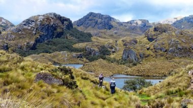 Kimliği belirsiz balıkçılar Toreadora Gölü (Laguna La Toreadora) El Cajas Milli Parkı'nda dağlarla çevrili. Ekvator, and Highlands, batıda Cuenca şehir, Güney Amerika.
