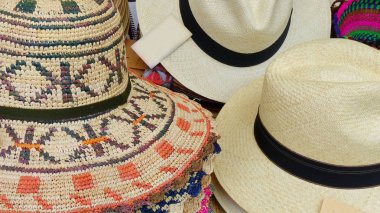 Renkli el yapımı Panama şapka veya Paja Toquilla şapka veya saman geleneksel açık piyasada Cuenca, Ekvator ile yapılan sombreros. Güney Amerika'dan popüler Hediyelik eşya