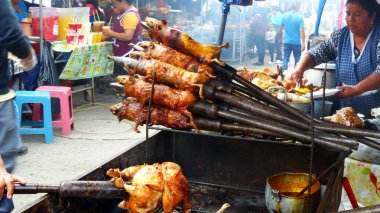 Cuenca/Ricaurte, Ekvator - 31 Mart 2019: Geleneksel cuy (eskiden şiling şimdi domuz) Festivali. Eskiden şiling şimdi pigs üzerinde pişmiş ızgara ve açılan piyasada satışa hazır. Ekvator geleneksel gıda