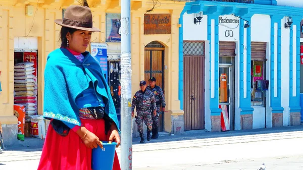 Cuenca Ecuador Abril 2019 Mujer Indígena Quechua Ecuador Vendiendo Limones —  Fotos de Stock