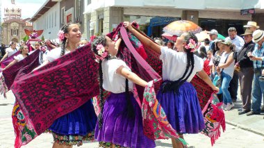Cuenca, Ekvador - 11 Nisan 2019: Gualaceo tasarım renkli eşarplar ile Azuay eyaletinin tipik elbiseli geleneksel geçit töreni veya şehir Cuenca.Folk dansçıları kuruluş gününde