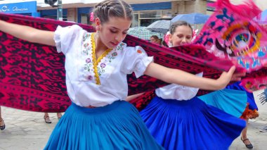 Cuenca, Ekvador - 11 Nisan 2019: Gualaceo tasarım renkli eşarplar ile Azuay eyaletinin tipik elbiseli geleneksel geçit töreni veya şehir Cuenca.Folk dansçıları kuruluş gününde