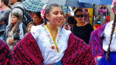 Cuenca, Ekvador - 11 Nisan 2019: Gualaceo tasarım renkli eşarplar ile Azuay eyaletinin tipik elbiseli geleneksel geçit töreni veya şehir Cuenca.Folk dansçıları kuruluş gününde