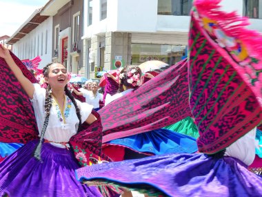 Cuenca, Ekvador - 11 Nisan 2019: Gualaceo tasarım renkli eşarplar ile Azuay eyaletinin tipik elbiseli geleneksel geçit töreni veya şehir Cuenca.Folk dansçıları kuruluş gününde