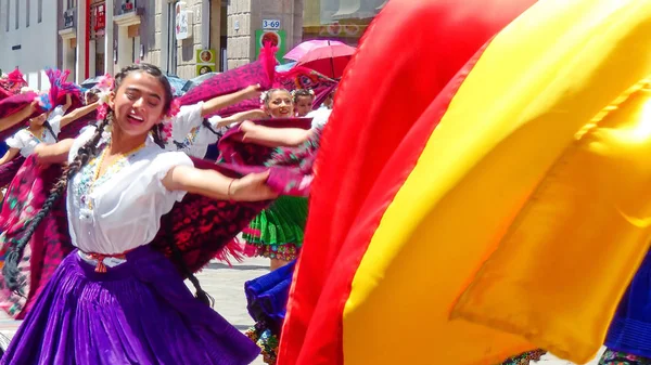 库恩卡 厄瓜多尔 2019年4月11日 阿苏艾省国旗在昆卡市奠基当天举行传统游行或游行 背景的民间舞者 — 图库照片
