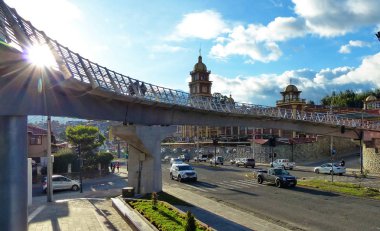 Cuenca, Ekvador - 11 Şubat 2019: Cuenca Katolik Üniversitesi veya Gün batımında Universidad Catolica de Cuenca. Avenue Los Americas üzerindeki yaya köprüsünden görünüm