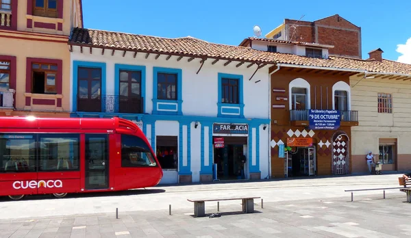 Cuenca Ecuador Abril 2019 Tranvía Ciudad Roja Tranvía Cruza Plaza —  Fotos de Stock