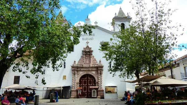 Куэнка Эквадор Апреля 2019 Года Цветочный Рынок Церковь Сантуарио Мариано — стоковое фото