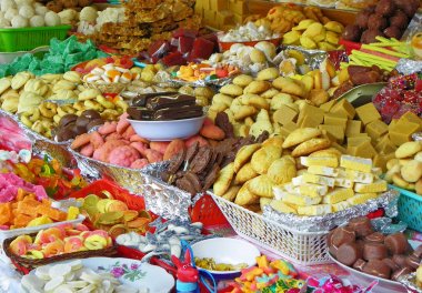 Geleneksel tatlılar: kurabiye, jöle, şeker, çikolata, marshmallow, şekerlenmiş meyve, fındık ve daha fazlası Cuenca Ekvador Katolik Corpus Christi kutlama sırasında açık pazarda