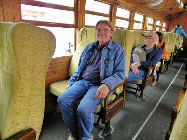 Alausi, Ekvador - 18 Şubat 2015: Alausi'de turistik trenin iç mekanlarında turistler, ŞeytanBurnu adı verilen dağa gidiyor