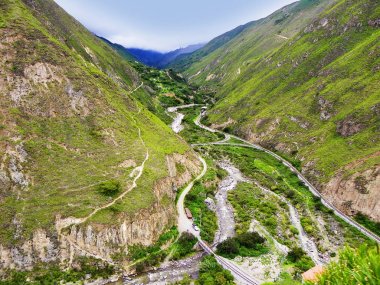 Alausi şehrinden Nariz Del Diablo dağına veya ŞeytanBurnu'na turistik yüksek dağ demiryolu, Chimborazo, Ekvador