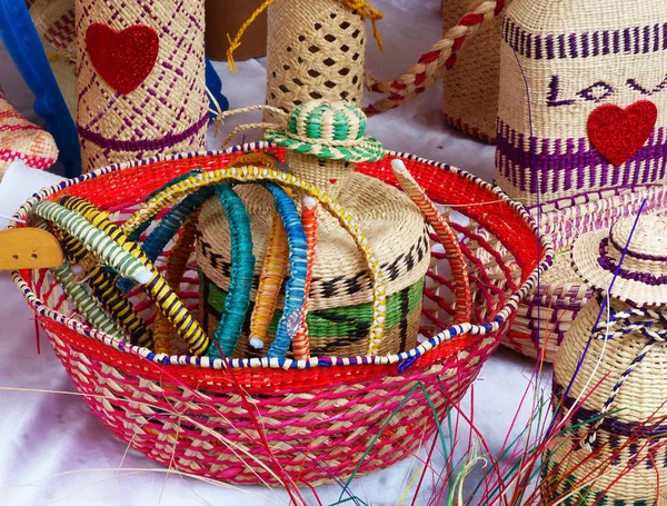 바구니 다양한 고리버들 기념품 토킬라 식물성 섬유로 만들어졌으며 에콰도르 쿠엔카의 — 스톡 사진