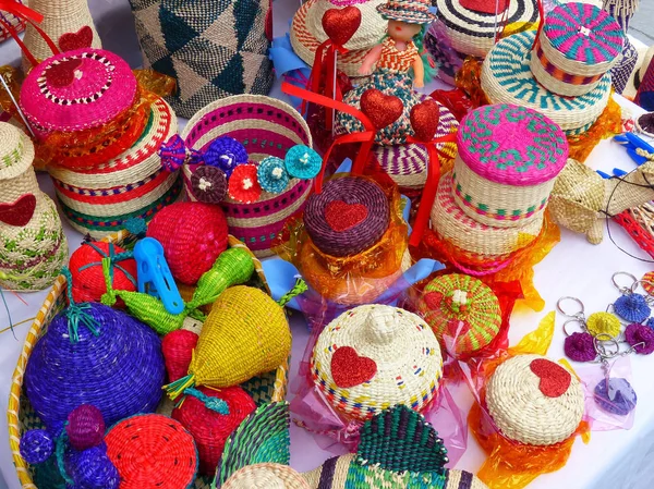 Varios Recuerdos Mimbre Cestas Muñecas Botellas Jarrones Sombreros Más Hechos — Foto de Stock