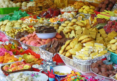 Cuenca, Ekvador - 7 Haziran 2015: Geleneksel tatlılar: Cuenca Ekvador Katolik Corpus Christi kutlama sırasında açık pazarda çerezleri, jöle, şeker, çikolata, marshmallow, fındık ve daha fazlası